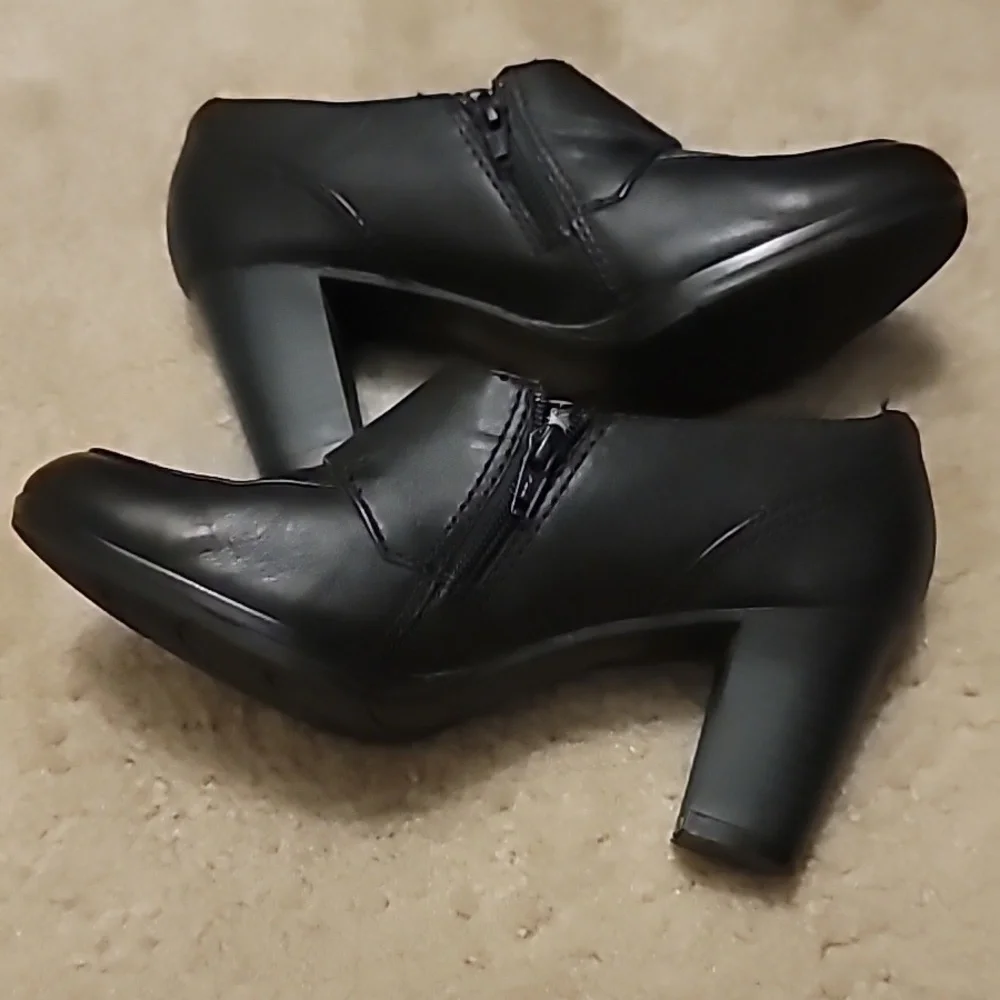 Clarks Black Heel Booties Size 8M - Picture 8 of 8